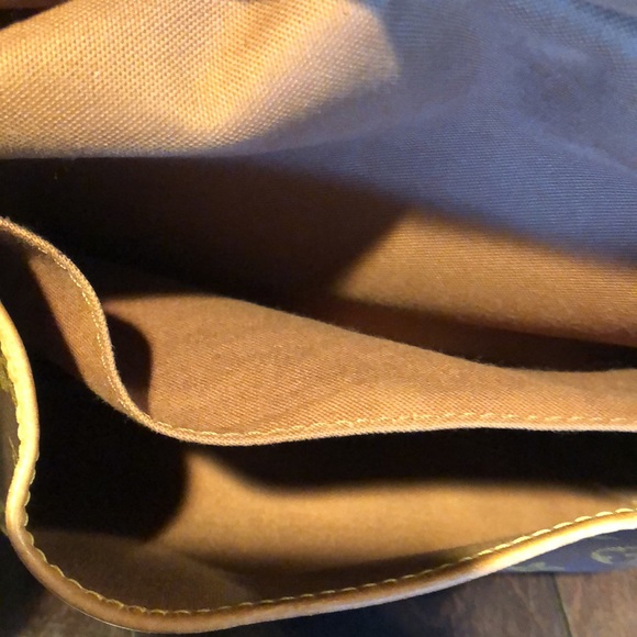 Authentic Louis Vuitton Saumur 30 Crossbody Monogram Canvas - Picture 11 of 17